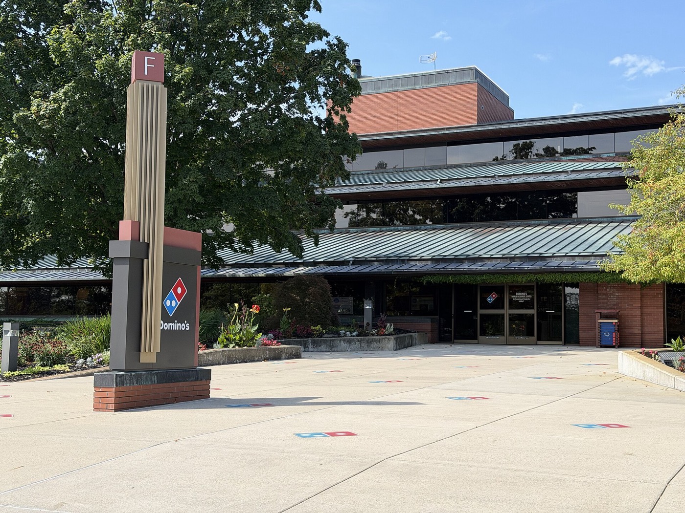 Entrada da sede da Domino's em Ann Arbor, Michigan, com o totem do logo em primeiro plano